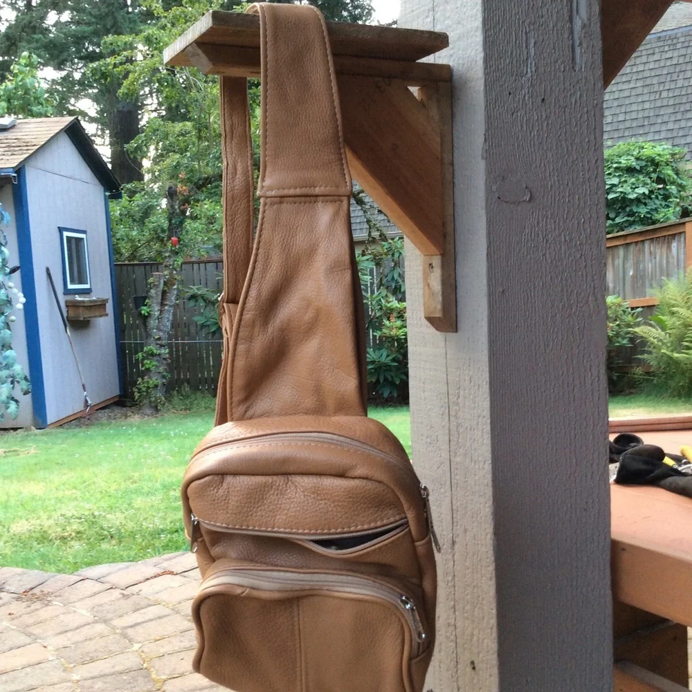 Leather sling travel bag Mexico multiple zip slots - Picture 2 of 4